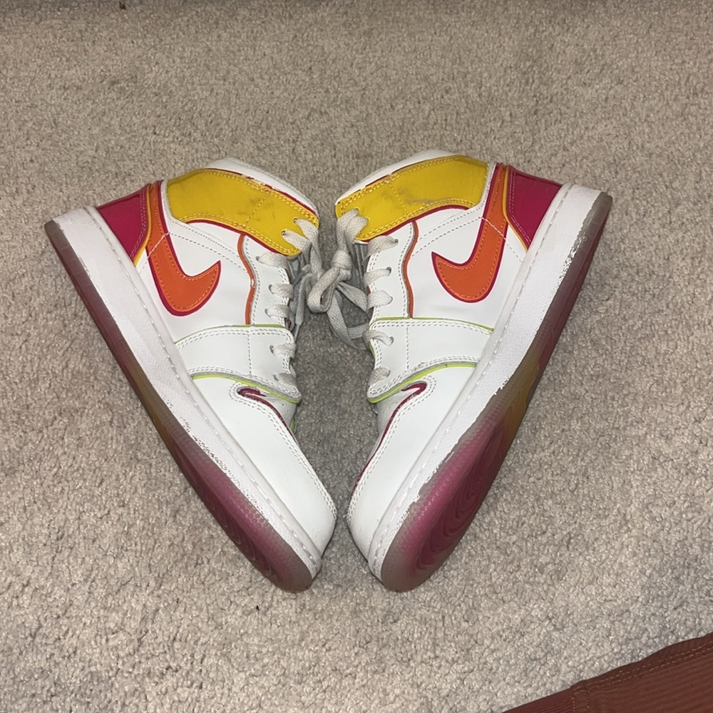 Air Jordan 1 Mid Edge Glow (GS) - Picture 8 of 14